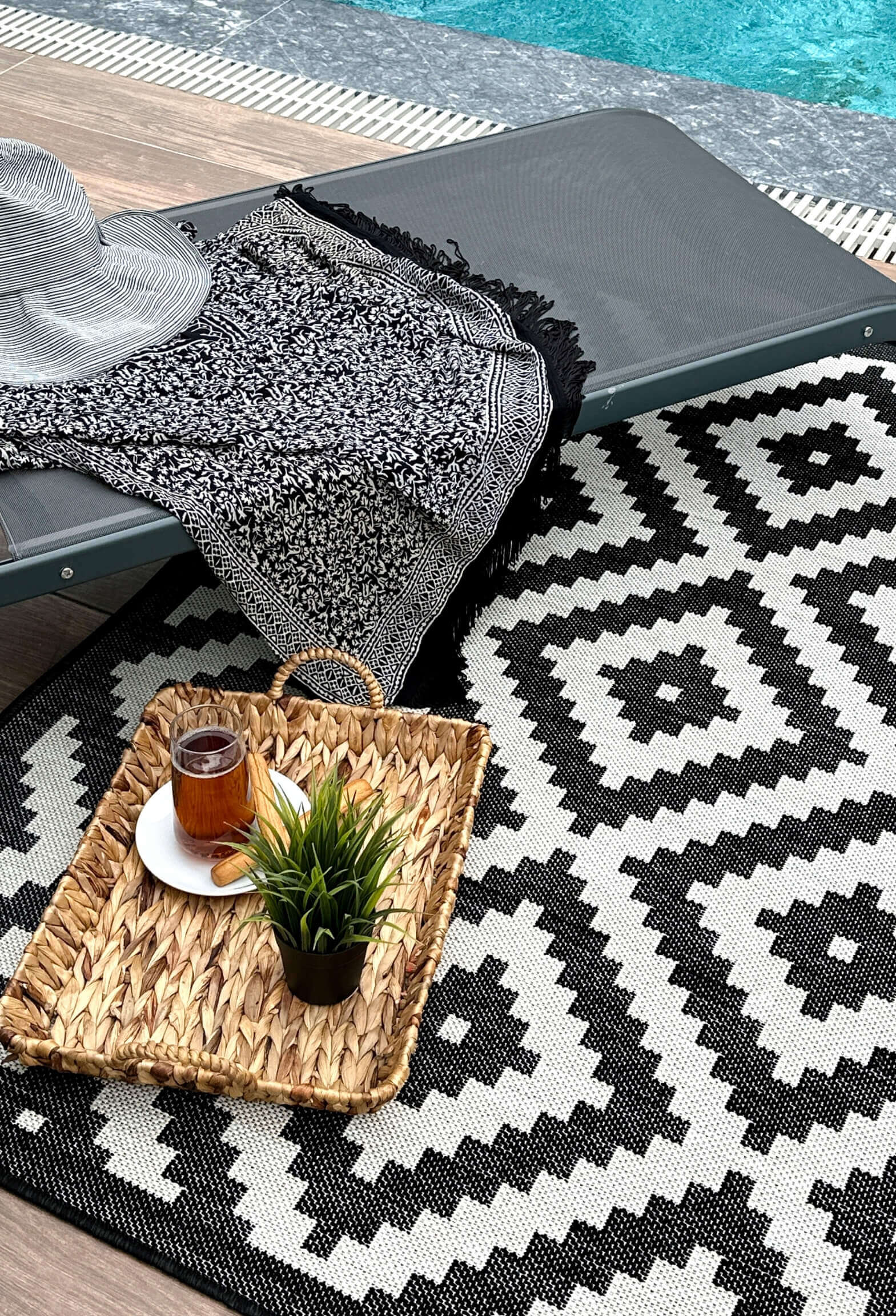 Ecology Outdoor Rug Black | 100bl